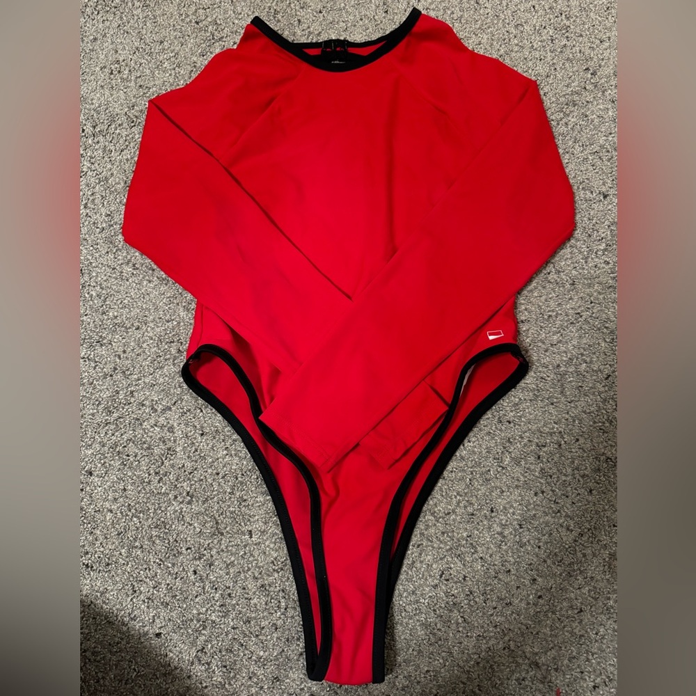 Long sleeve bodysuit (M) + Shorts (S)